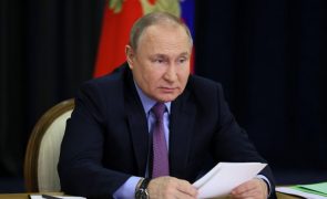Putin reconhece dificuldades e determina aumento do salário mínimo e pensões em 10%