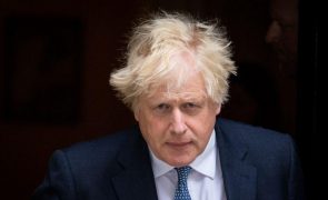 Boris Johnson invoca guerra e crise económica para evitar demissão