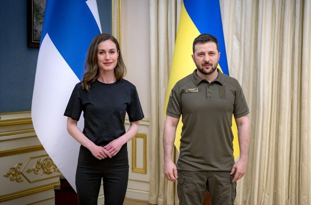 Líder finlandesa reúne-se com Zelensky na primeira visita a Kiev em guerra
