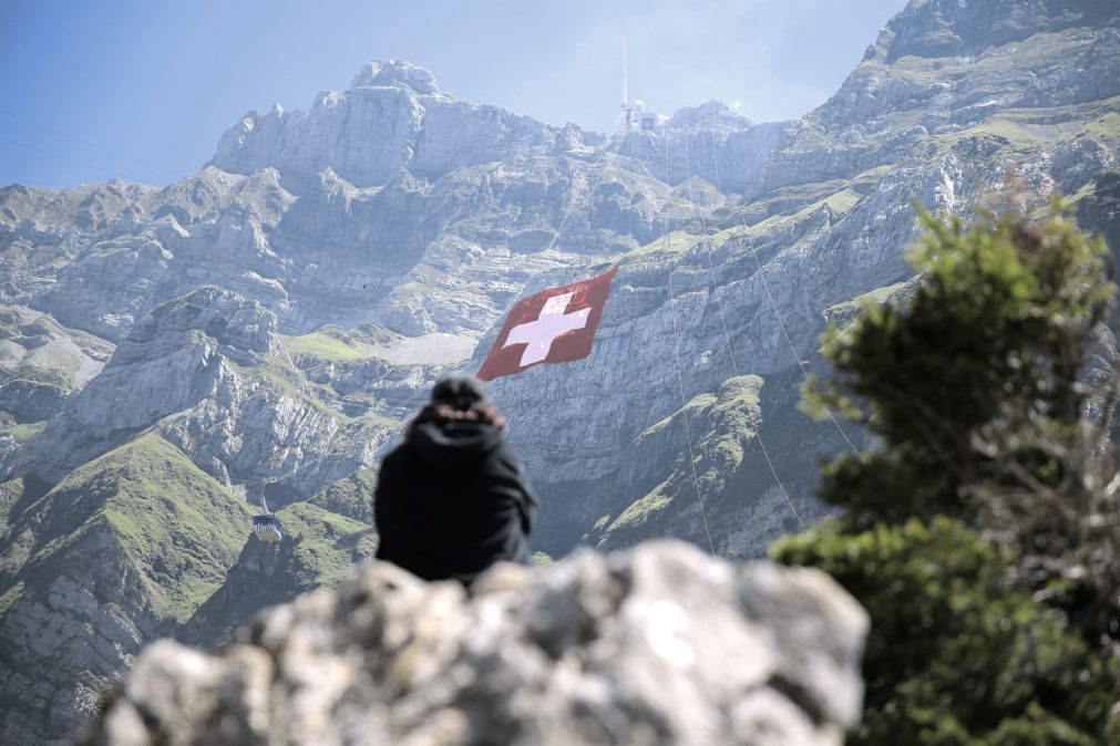 Catorze pessoas podem ter desaparecido em deslizamento de terra nos Alpes suíços