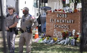 Demora de resposta policial a tiroteio em escola no Texas questionada nos EUA