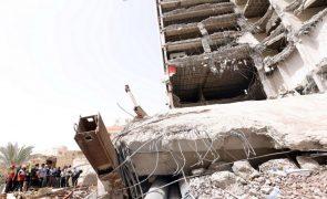 Polícia iraniana dispersa novo protesto após colapso de edifício fazer 28 mortos