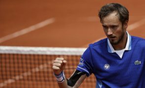 Roland Garros: Medvedev avança sem dificuldades para os 'oitavos'