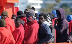Resgatado barco pneumático com 70 imigrantes ao largo das ilhas Canárias