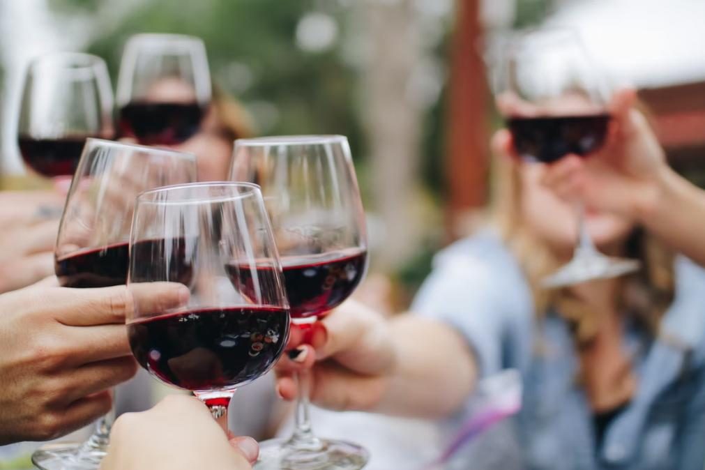 Como o vinho tinto pode ajudar a evitar um problema sério de saúde