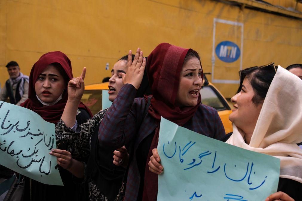 Mulheres protestam em Cabul contra aumento da pobreza e desemprego