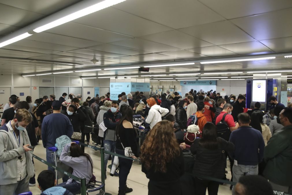 Plenário do SEF provoca demoras de horas no controlo da chegada de passageiros de fora da Europa