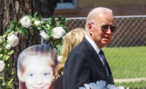 Joe Biden visita memorial das vítimas do massacre no Texas
