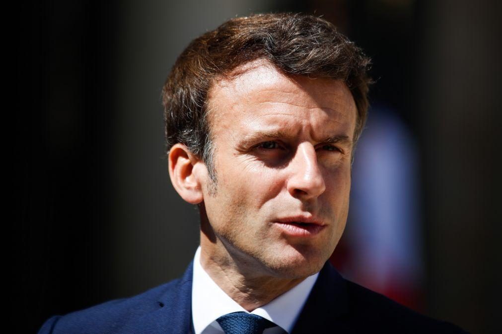 Emmanuel Macron tenta renovar maioria contra união das esquerdas