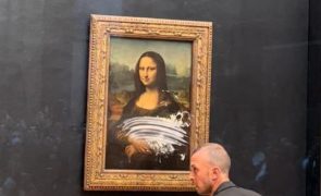 Quadro de Mona Lisa atacado com um bolo [vídeo]