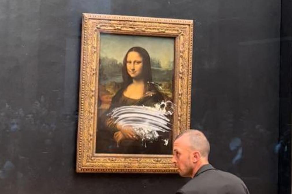 Quadro de Mona Lisa atacado com um bolo [vídeo]