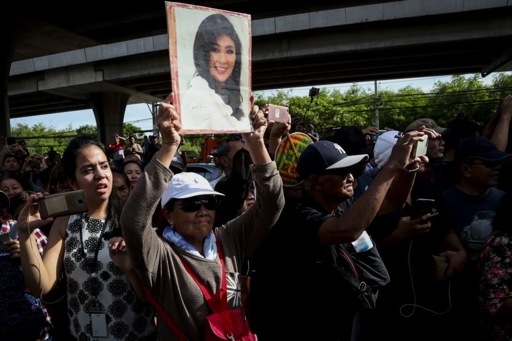 Tribunal emite mandado de captura para antiga Primeira-Ministra da Tailândia