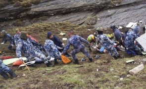Vinte e um corpos já recuperados, das 22 pessoas transportadas por avião que caiu no Nepal