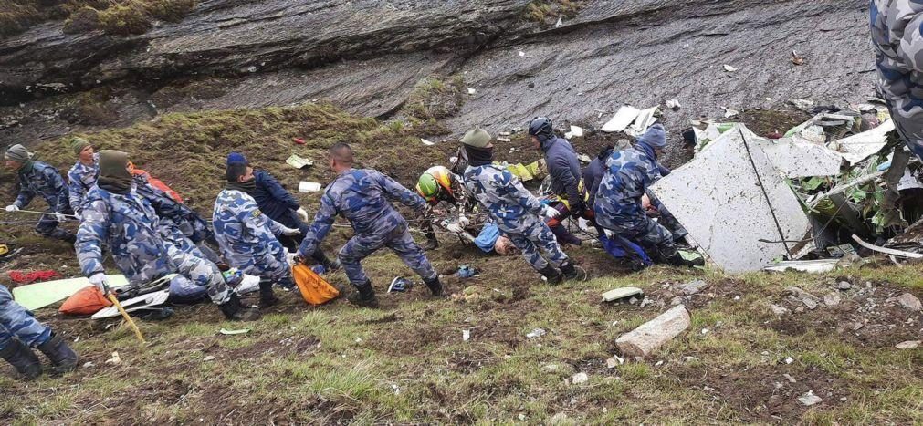 Vinte e um corpos já recuperados, das 22 pessoas transportadas por avião que caiu no Nepal