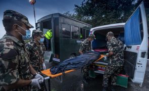 Recuperado último corpo das 22 pessoas a bordo do avião que caiu no Nepal