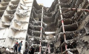 Sobe para 34 número de mortos de desabamento de edifício no Irão