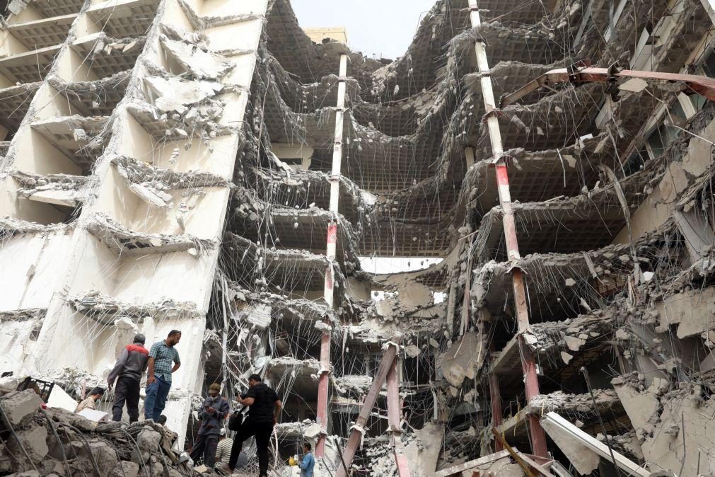 Sobe para 34 número de mortos de desabamento de edifício no Irão