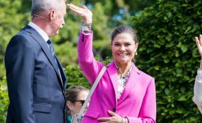 Victoria da Suécia deslumbra com fato rosa da Zara (custa menos de 100 euros)