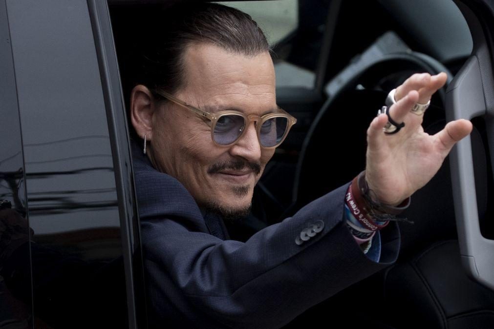 Ator Johnny Depp vence processo contra Amber Heard