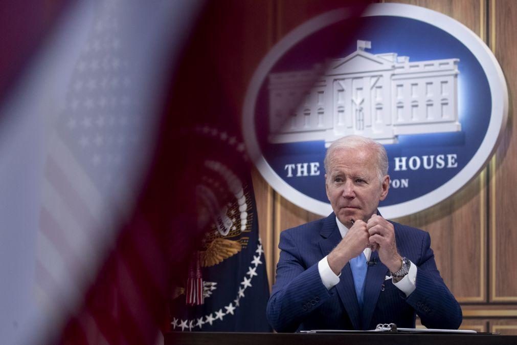 Joe Biden pede proibição de venda de armas de assalto a particulares