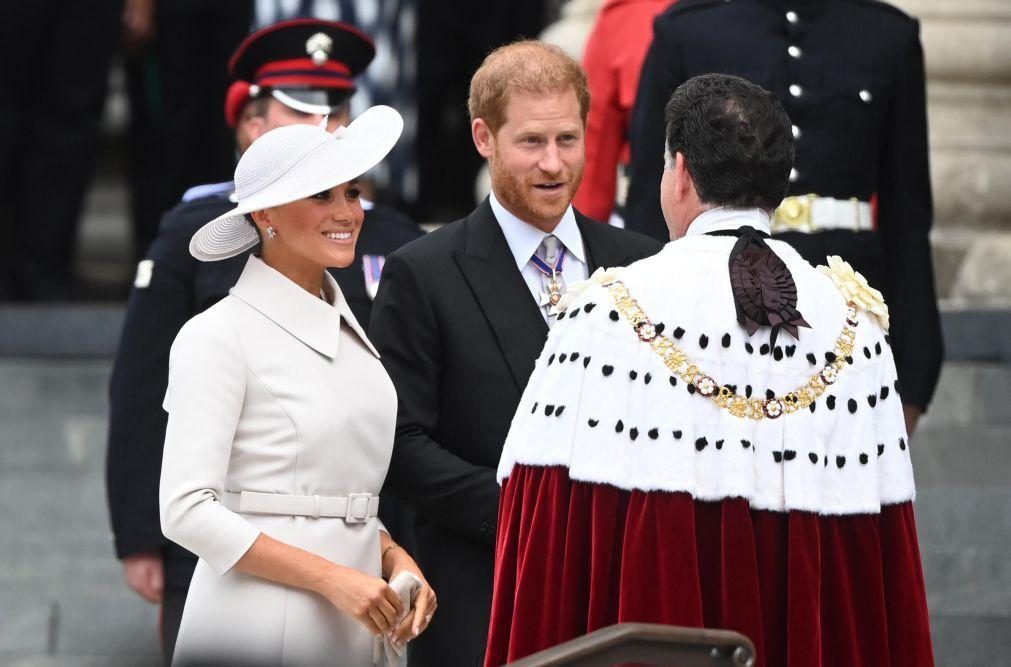 Harry e Meghan na missa marcada pela ausência da rainha Isabel II