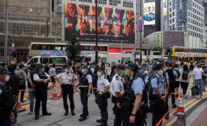 Ruas de Hong Kong enchem-se de polícia para impedir recordar repressão de Tiananmen