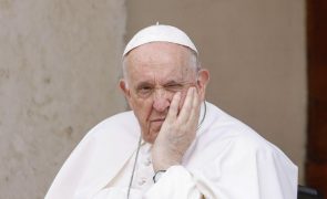 Papa diz que cortar recursos de saúde é atentado contra Humanidade