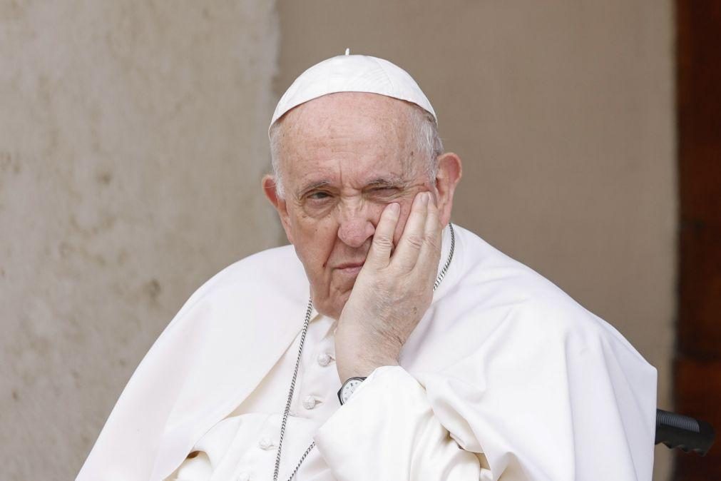 Papa diz que cortar recursos de saúde é atentado contra Humanidade