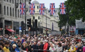 Milhares de pessoas celebram em Londres 70 anos de reinado de Isabel II