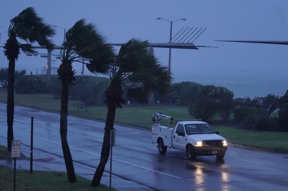 Trump declara estado de catástrofe natural para facilitar ajuda à passagem do furacão Harvey