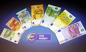 Euro cai e segue abaixo de 1,07 dólares