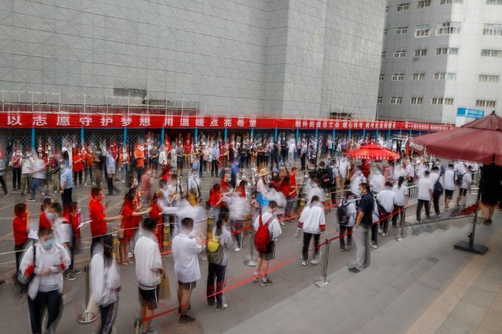 Quase 12 milhões de chineses participam em exames de acesso ao ensino superior