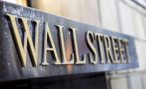 Wall Street regressa a terreno negativo após ligeira recuperação