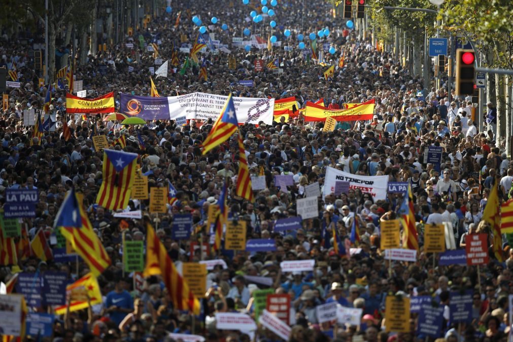 Milhares de pessoas enchem centro de Barcelona contra o terrorismo