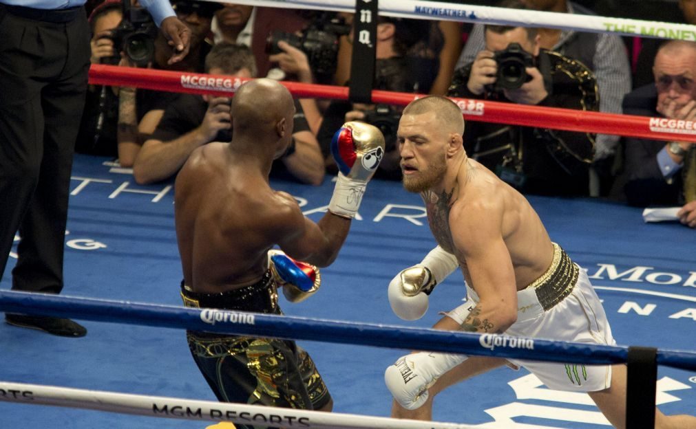 Mayweather bate Conor McGregor no regresso aos ringues