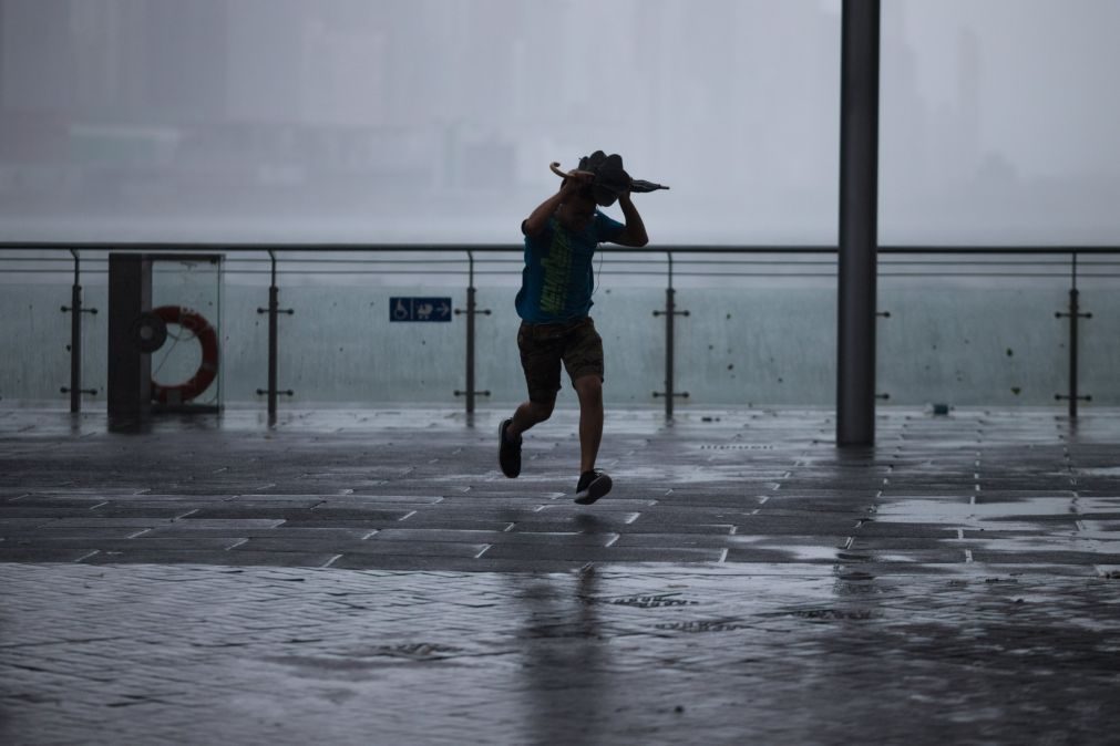 Baixado alerta para sinal 3 depois de tempestade Pakhar 'tocar' terra na China