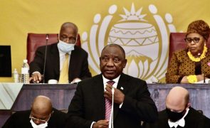 PR da África do Sul escoltado para fora do Parlamento após tumultos do EFF