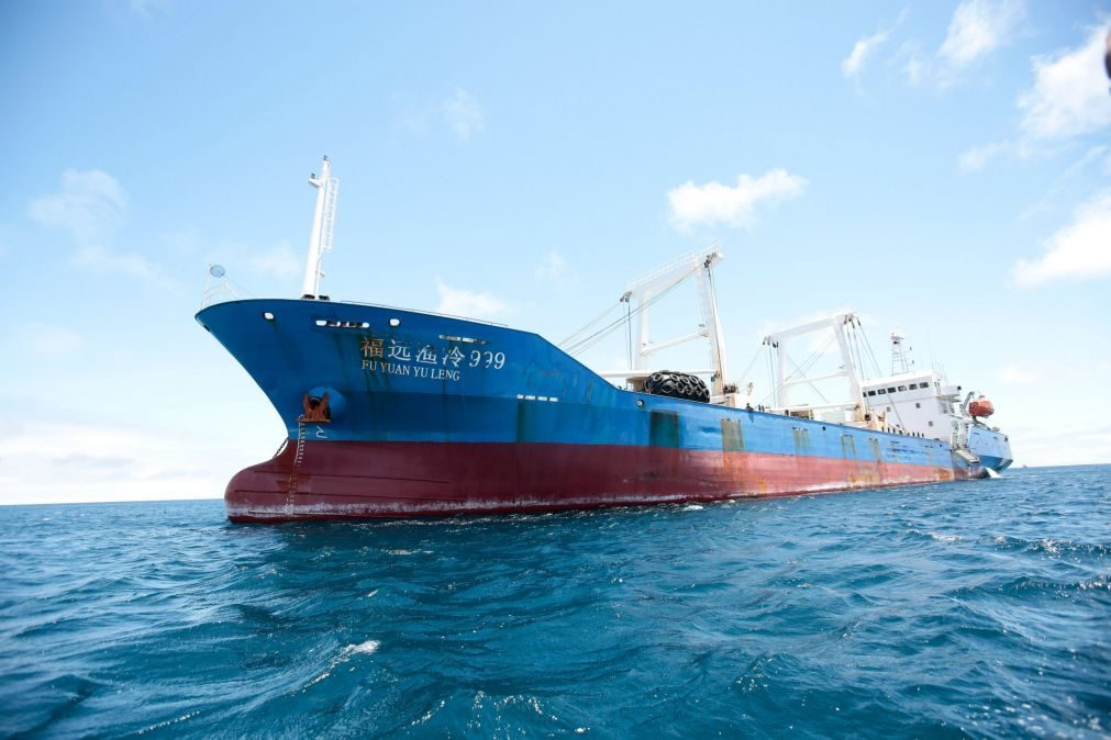 Penas de prisão e multas para tripulação de barco chinês intercetado nas Galápagos
