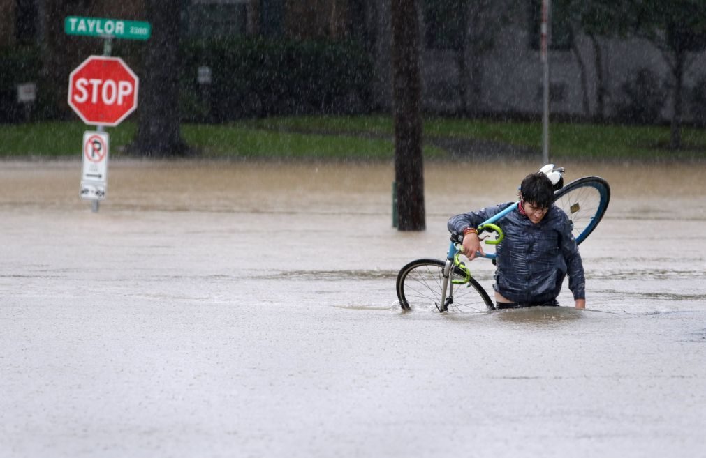 Graves inundações provocadas pelo Harvey levam centenas aos telhados em Houston