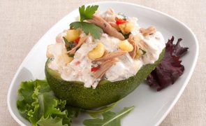 A salada de atum e abacate ideal para os dias de calor