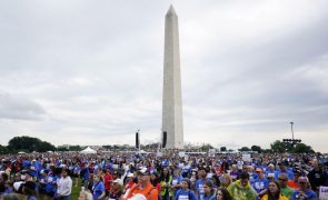 Milhares de pessoas em manifestações nos EUA pedem mais controlo na venda de armas