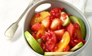 Salada de frutas de citrinos, maçã e romã - A sobremesa ideal para o verão