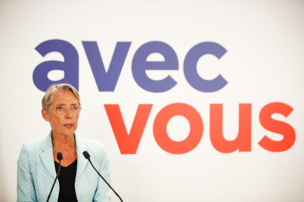 França/Eleições: Primeira-ministra garante que maioria é possível e não cede nada aos extremos