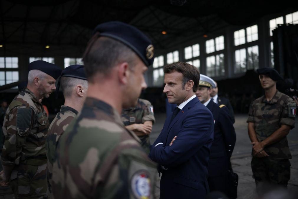 Macron defende força do flanco leste da NATO durante visita à Roménia