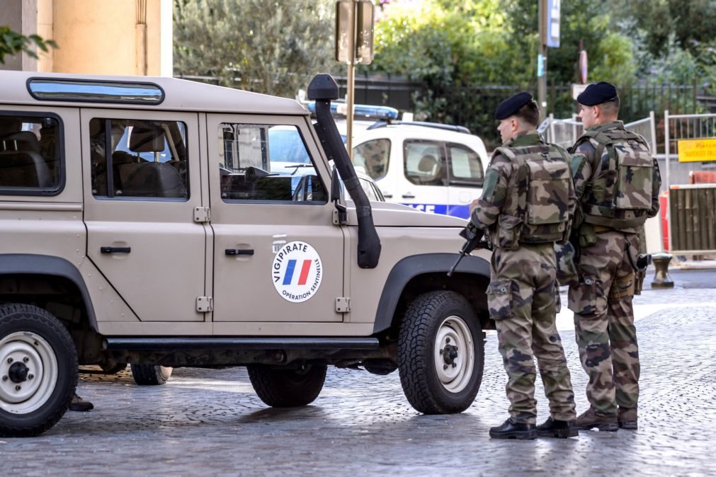 Homem que atropelou patrulha de militares perto de Paris acusado de terrorismo