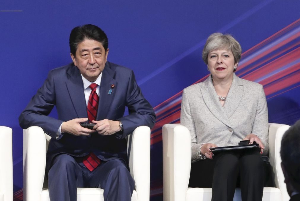 Primeira-ministra britânica participa em conselho de segurança nacional do Japão