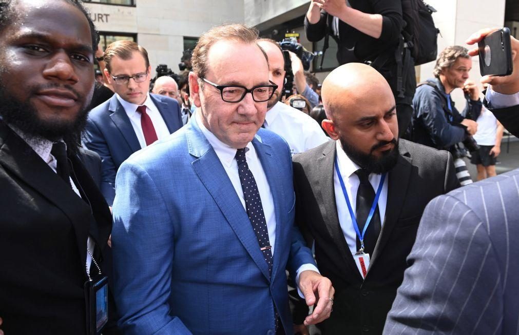 Ator Kevin Spacey em liberdade até nova audiência