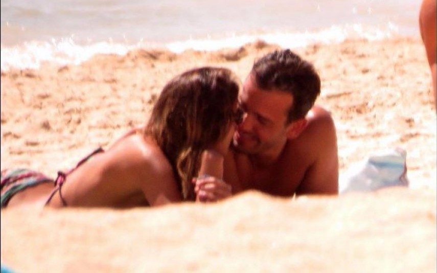 Sara Matos e Pedro Teixeira: beijos escaldantes na praia