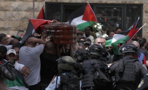Israel iliba polícias pelas cargas durante funeral de jornalista Shireen Abu Akleh