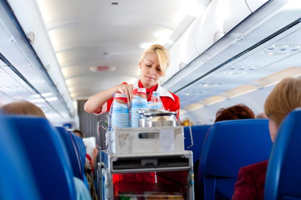 Estas são as duas bebidas que nunca deverá pedir num avião